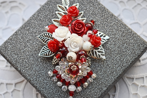 Брошь в технике авторского плетения "Жозефина"