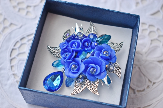 Брошь в технике авторского плетения "Вальс цветов"