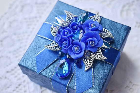 Брошь в технике авторского плетения "Вальс цветов"