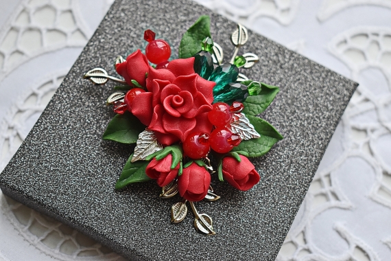 Брошь в технике авторского плетения "О, роза красная..."