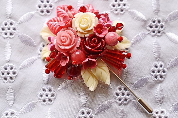 Брошь в технике авторского плетения "Коралловая"