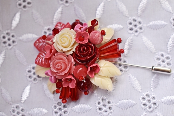 Брошь в технике авторского плетения "Коралловая"