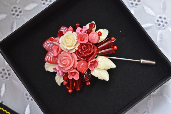 Брошь в технике авторского плетения "Коралловая"