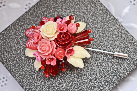 Брошь в технике авторского плетения "Коралловая"