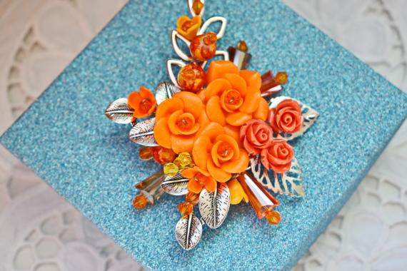 Брошь в технике авторского плетения "Оранжевая песенка"