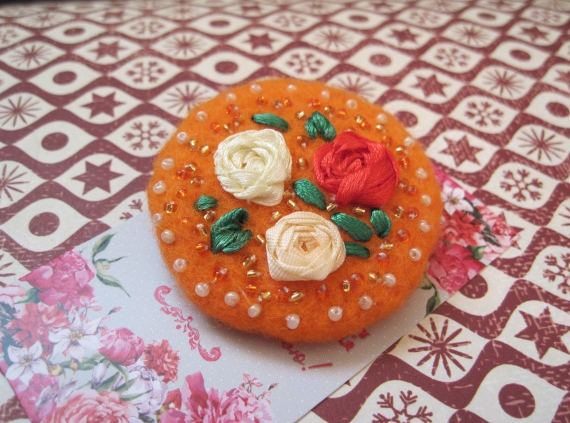 Брошь круглая цветы