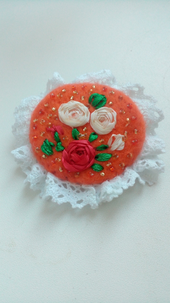 Брошь круглая цветы