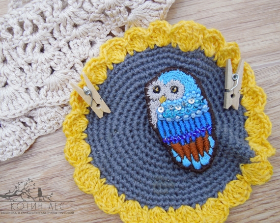 Вышитая брошь сова