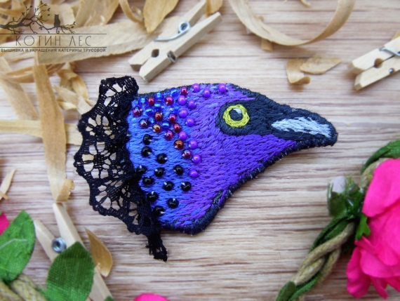 Вышитая брошь скворец