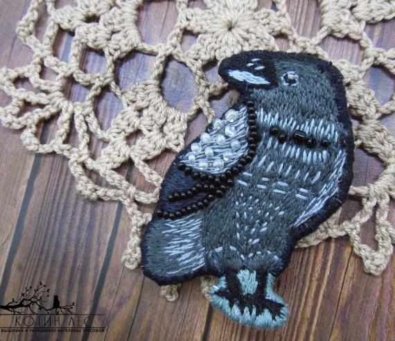 Вышитая брошь ворон