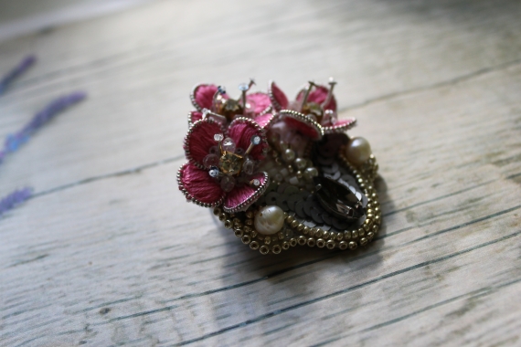 Брошь "Корзина с цветами"