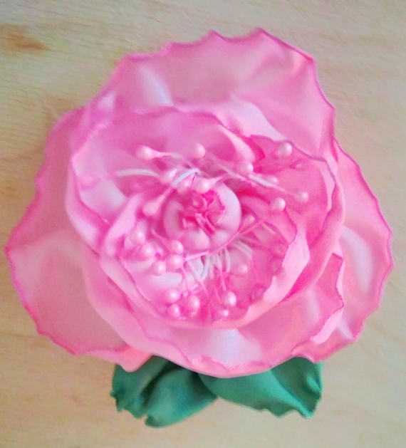 Брошь -цветок из ленты из исскуственного шелка