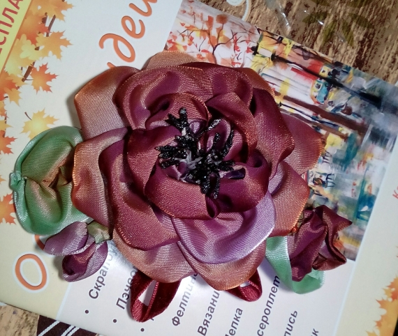 Брошь из ленты ручной работы