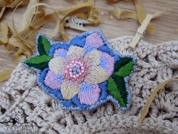 Брошь Зимний пион