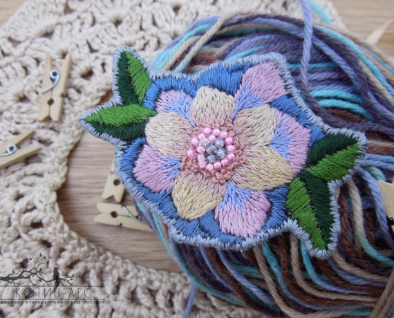 Брошь Зимний пион