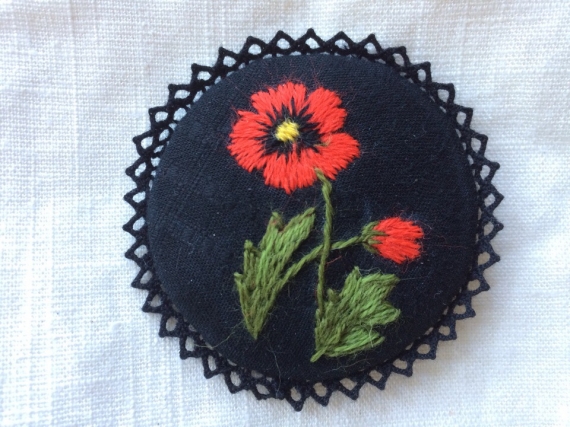 Брошка Маки