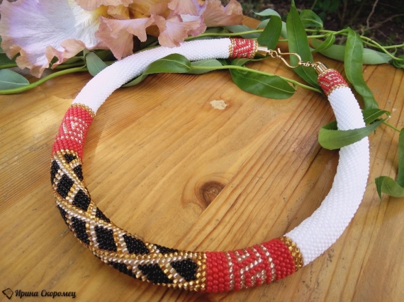 Колье-жгут из бисера "Римские каникулы"