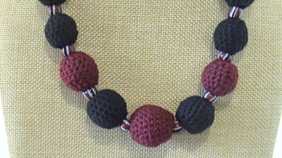 Бусы вязаные Бордовое с черным