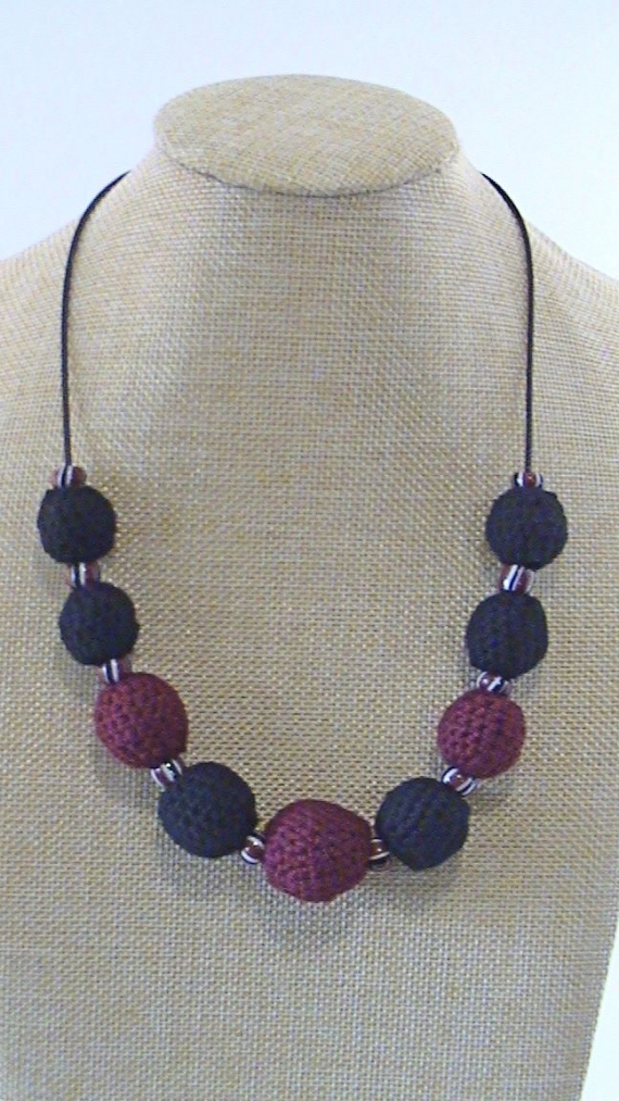Бусы вязаные Бордовое с черным
