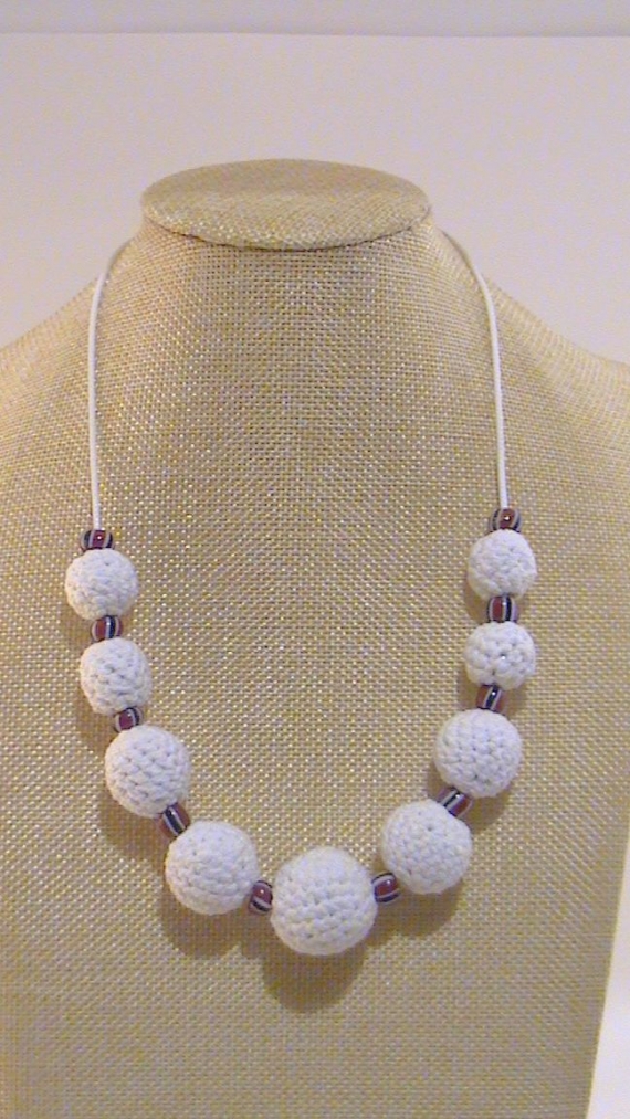 Бусы вязаные Белое