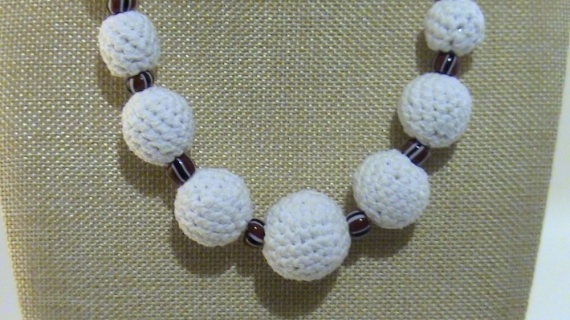 Бусы вязаные Белое