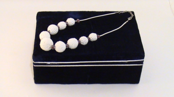 Бусы вязаные Белое
