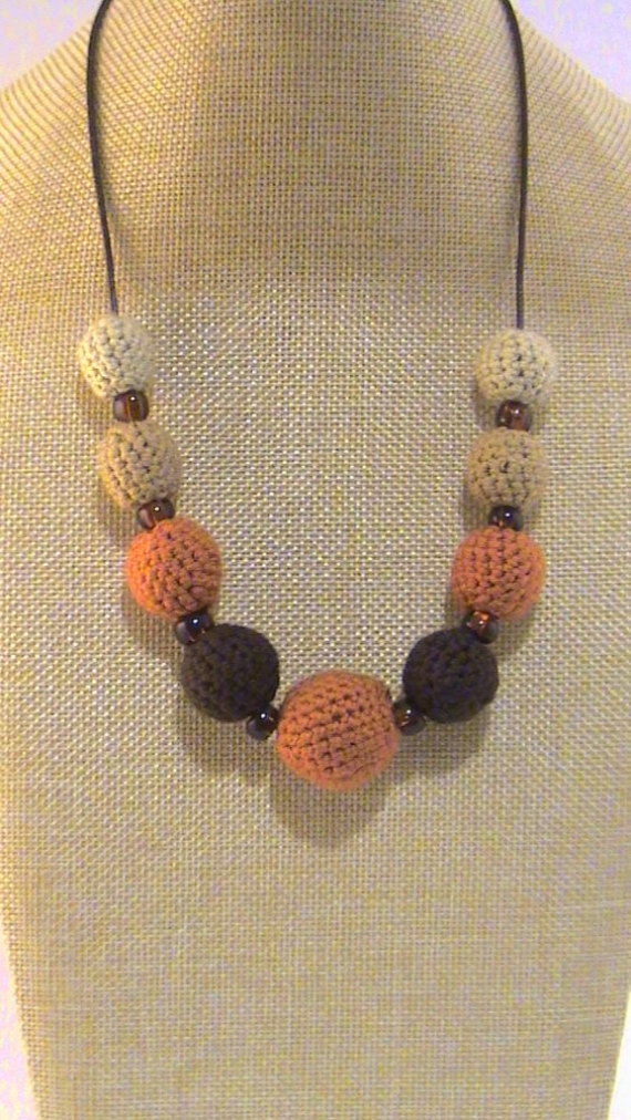 Бусы вязаные Оранжевое с коричневым