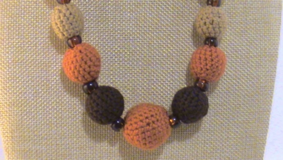 Бусы вязаные Оранжевое с коричневым