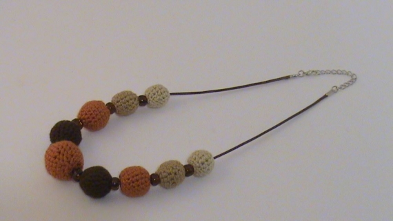 Бусы вязаные Оранжевое с коричневым