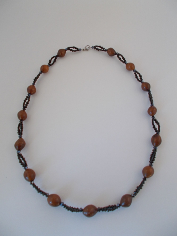 Бусы "Лесной орешник" из деревянных бусин
