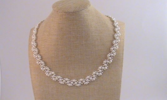 Колье "Жемчужное очарование" из бусин под жемчуг