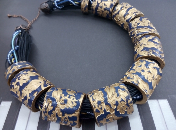 Крупное колье из полимерной глины золотые листья