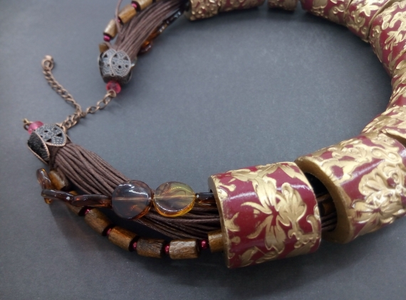 Крупное колье из полимерной глины золотые листья