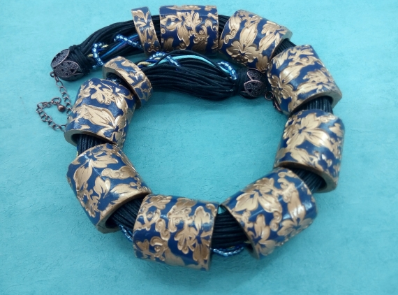 Крупное колье из полимерной глины золотые листья