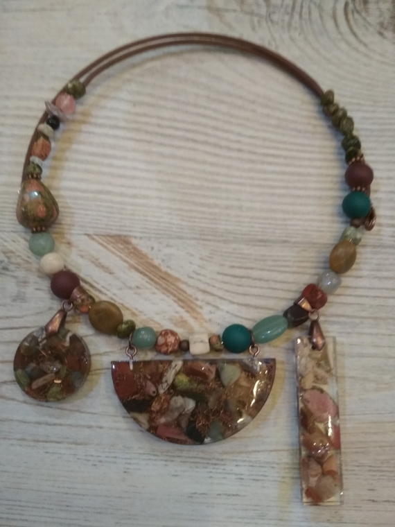 Колье из камней
