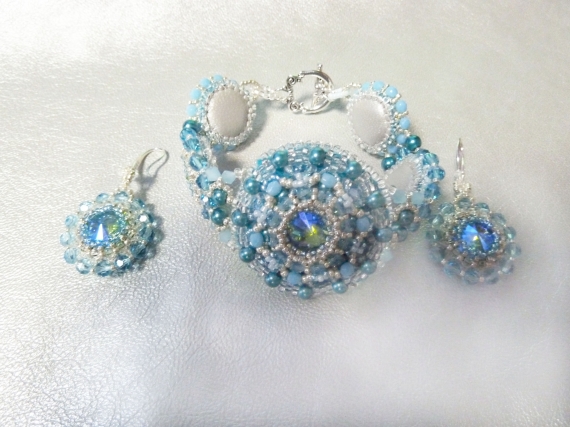 Браслет и серьги из бисера "Голубой хрусталь"