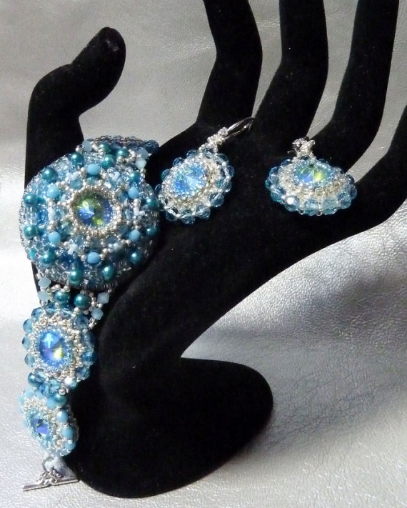 Браслет и серьги из бисера "Голубой хрусталь"