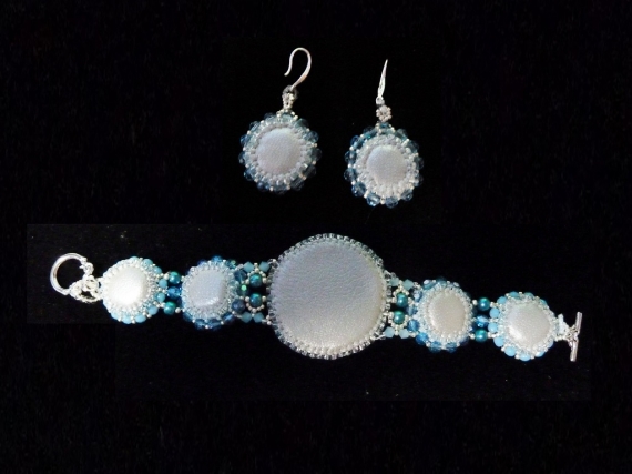 Браслет и серьги из бисера "Голубой хрусталь"