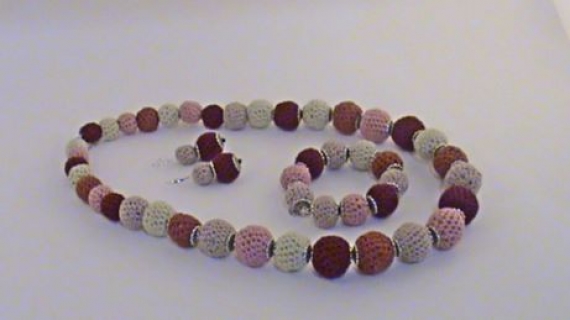 Комплект украшений "Сакура", бусы, браслет, серьги, вязаный