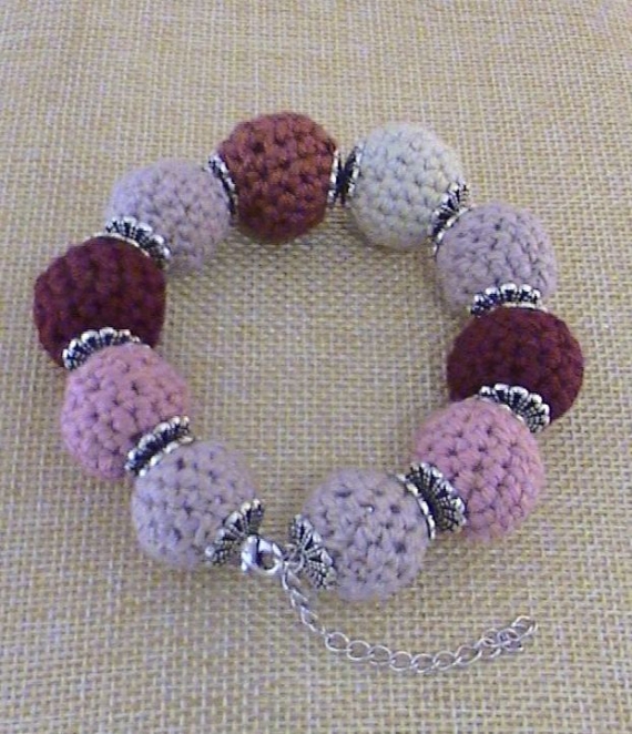 Комплект украшений "Сакура", бусы, браслет, серьги, вязаный