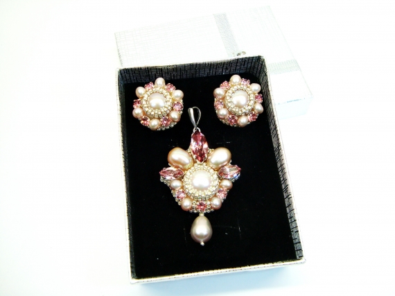 Розовые серьги и кулон из жемчуга и Сваровски