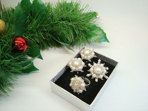 Белый комплект украшений с жемчугом и Сваровски Серьги, брошь, кольцо