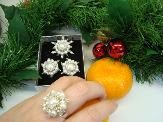 Белый комплект украшений с жемчугом и Сваровски Серьги, брошь, кольцо