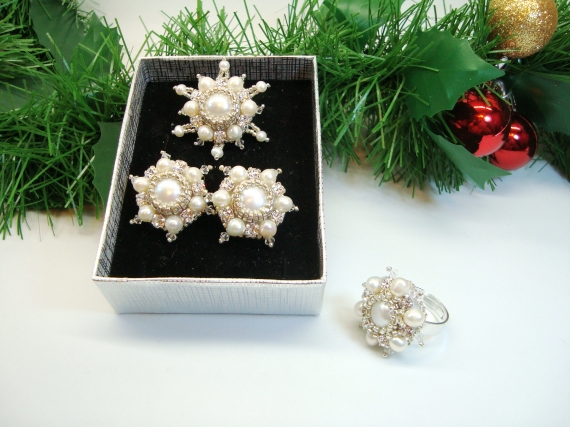 Белый комплект украшений с жемчугом и Сваровски Серьги, брошь, кольцо
