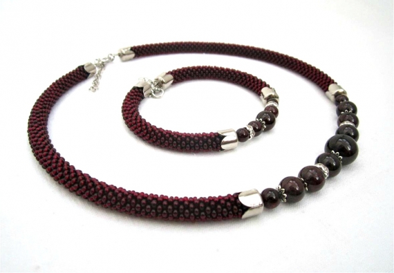 Комплект с натуральным гранатом.