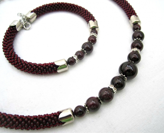 Комплект с натуральным гранатом.