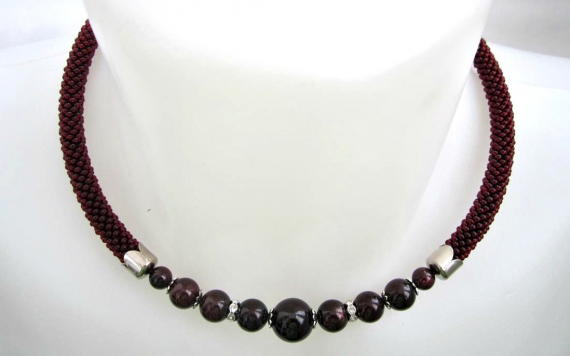 Комплект с натуральным гранатом.