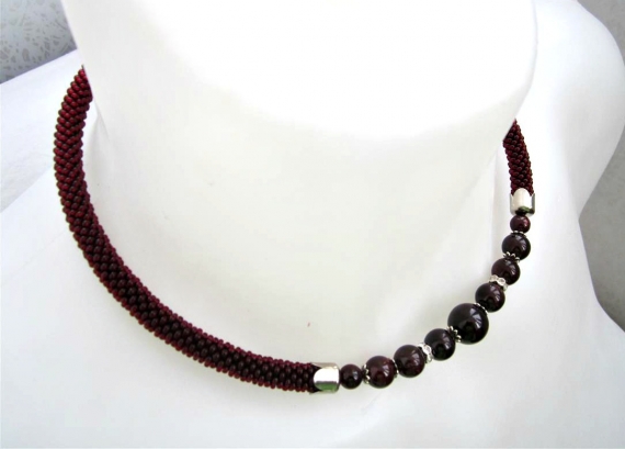 Комплект с натуральным гранатом.