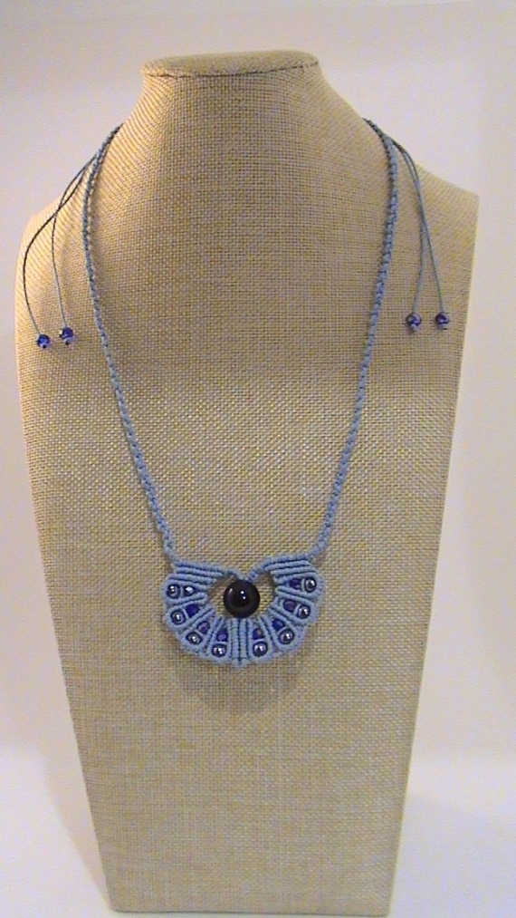 Кулон "Голубая лагуна", голубой, плетеный в технике макраме