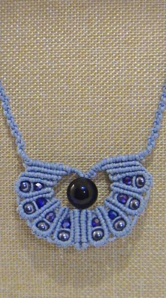 Кулон "Голубая лагуна", голубой, плетеный в технике макраме